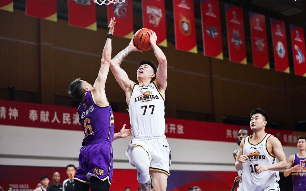 太阳大逆转险胜奇才 布克27+8普尔17中5NBA新赛季常规赛继续进行，菲尼克斯太阳队（14胜12负）止住连败。